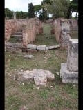 02995 ostia - regio ii - insula ix - edificio (ii,ix,5) - li neben 2. laden - durchgang - li - treppe - bli ri osten - 09-2022.jpg